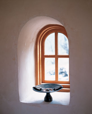 
This sculptured bowl and window grace Dyanna Taylor’s sleeping and meditation quarters.
